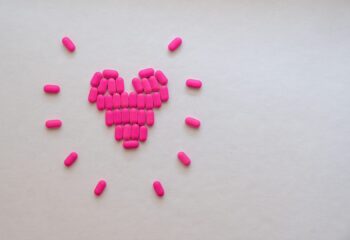 pink-medicines-in-heart-shape-4058242