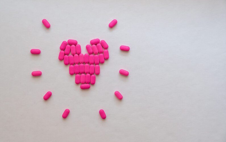 pink-medicines-in-heart-shape-4058242