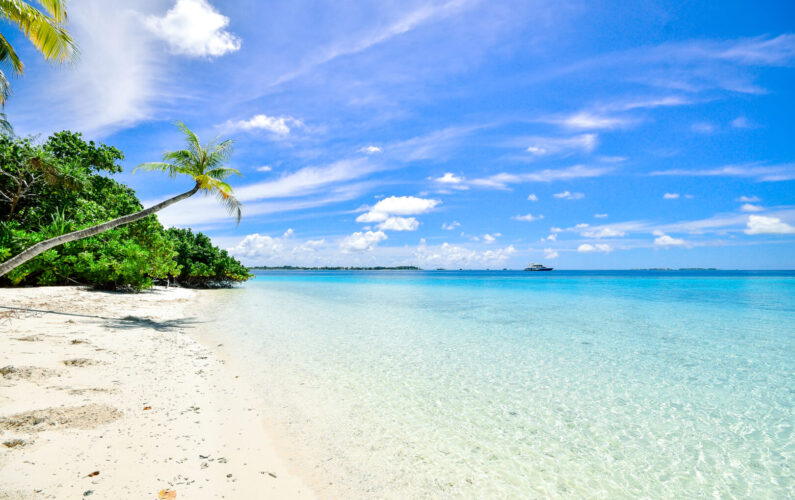 beach-calm-clouds-idyllic-457882